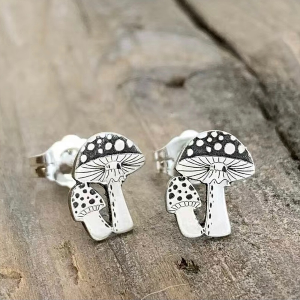 MUSHROOM 🍄 STUD EARRINGS - Picture 6 of 11